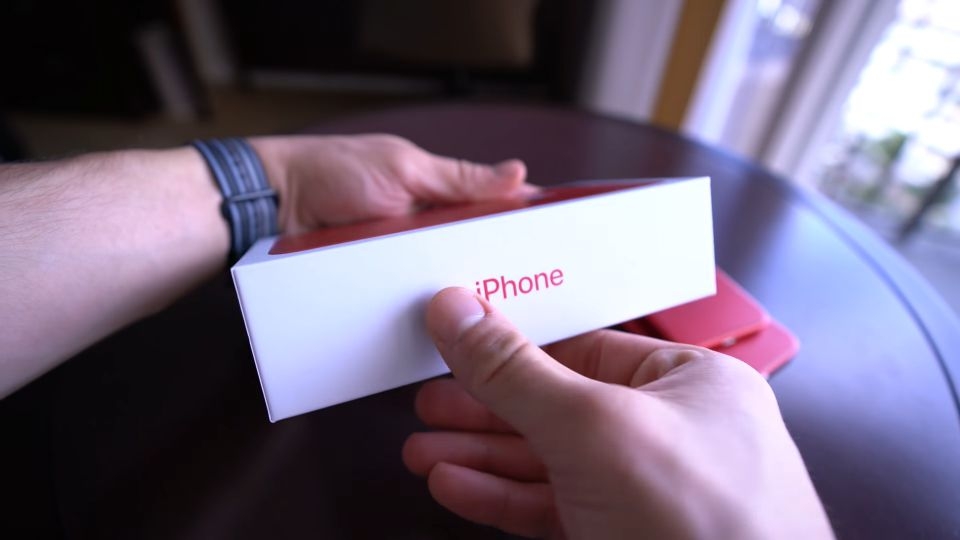 So sánh iPhone 8 Plus Red và iPhone 7 Plus Red