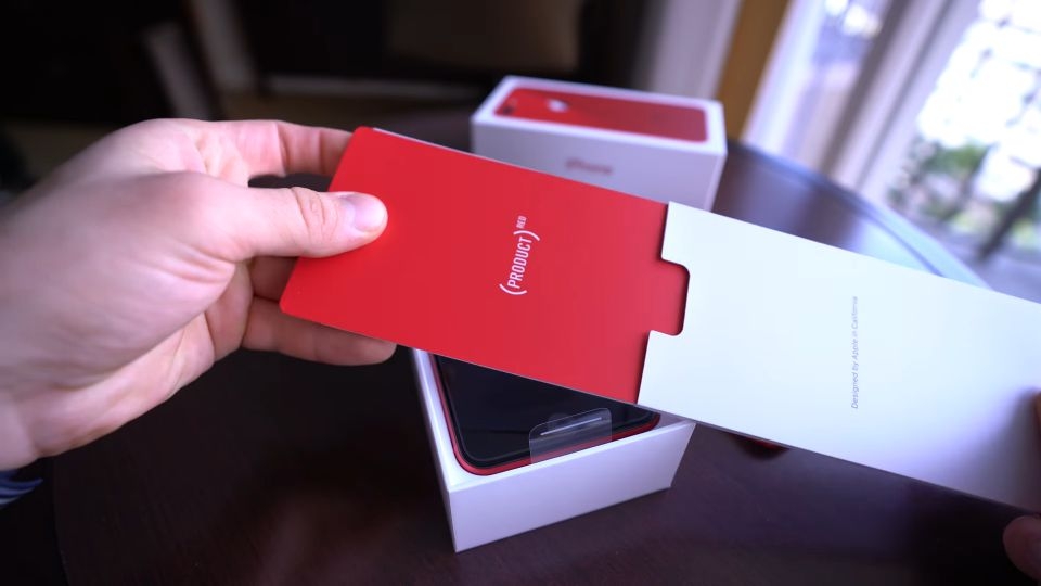 So sánh iPhone 8 Plus Red và iPhone 7 Plus Red