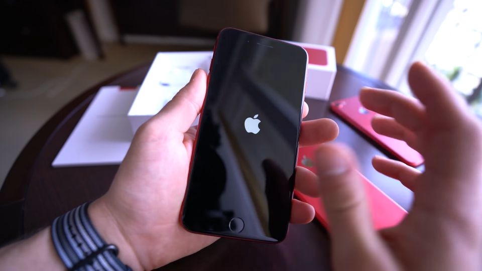 So sánh iPhone 8 Plus Red và iPhone 7 Plus Red