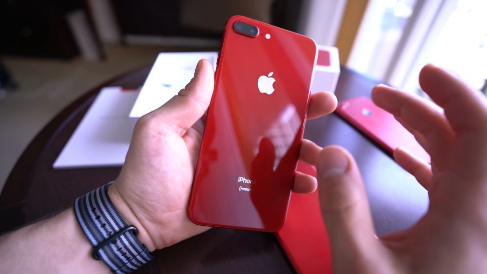 So sánh iPhone 8 Plus Red và iPhone 7 Plus Red