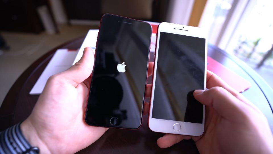So sánh iPhone 8 Plus Red và iPhone 7 Plus Red