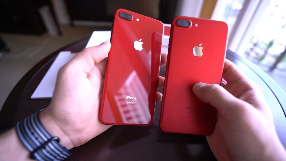 So sánh iPhone 8 Plus Red và iPhone 7 Plus Red