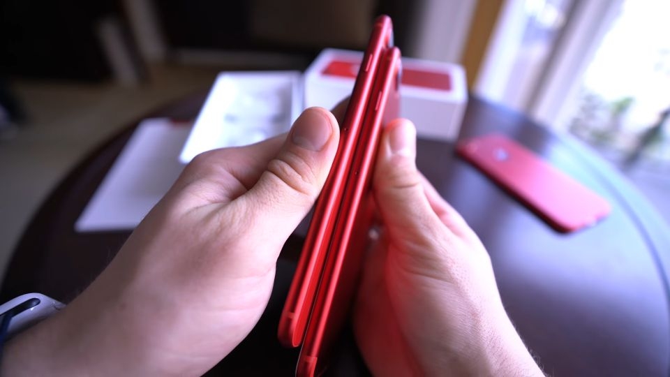 So sánh iPhone 8 Plus Red và iPhone 7 Plus Red