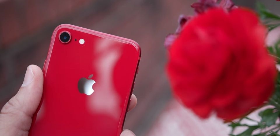 Đập hộp trên tay iPhone 8 Product Red