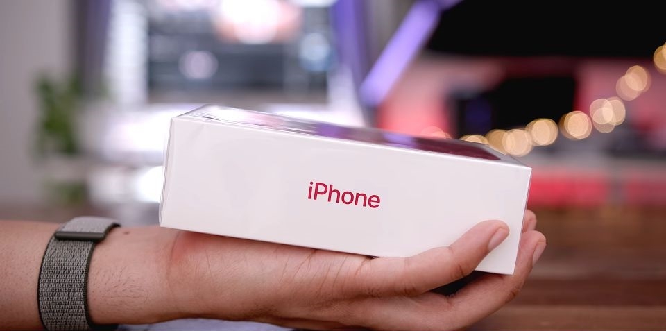 Đập hộp trên tay iPhone 8 Product Red