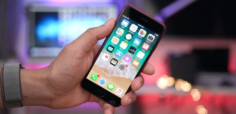 Đập hộp trên tay iPhone 8 Product Red