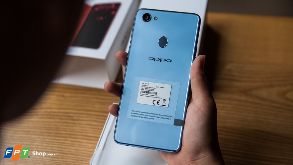 Mở hộp OPPO F7 phiên bản Moonlight Silver (Ảnh 5)