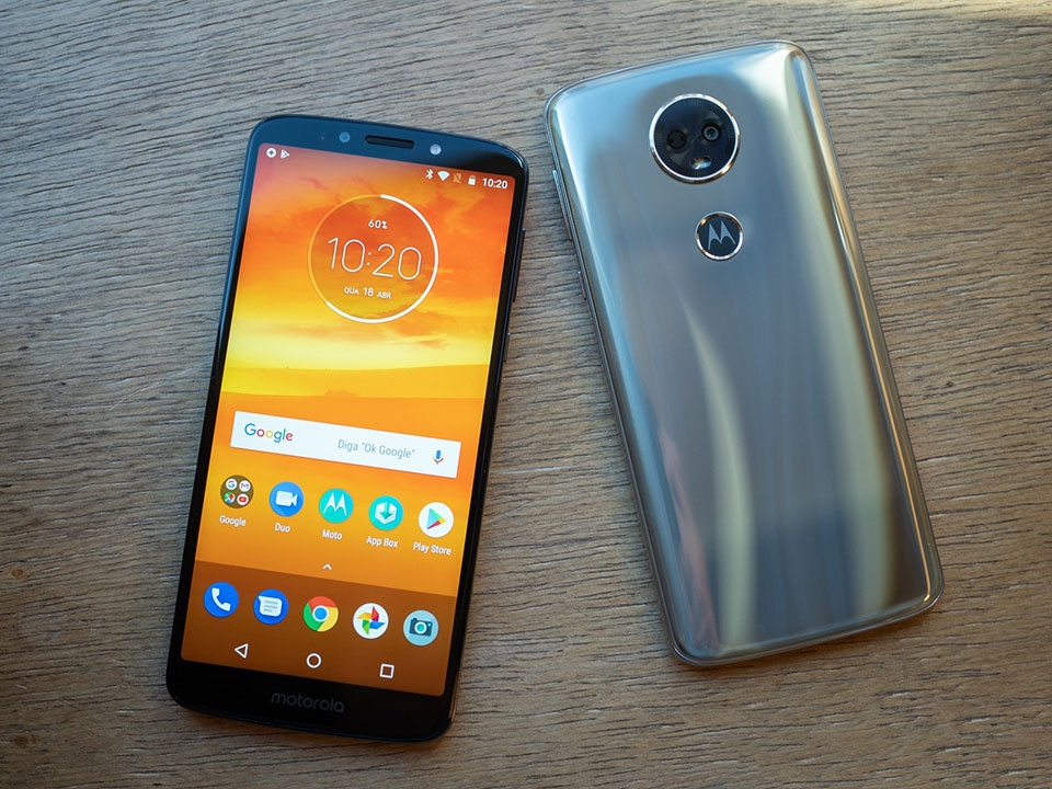 So sánh Moto E5 Plus và Moto E4 Plus