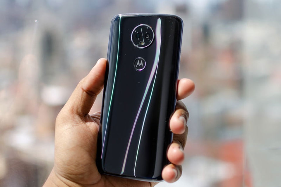 So sánh Moto E5 Plus và Moto E4 Plus