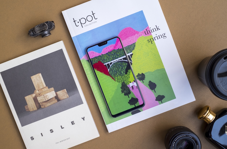 Vivo V9 sở hữu kiểu thiết kế màn hình FullView với "tai thỏ" đặc trưng.