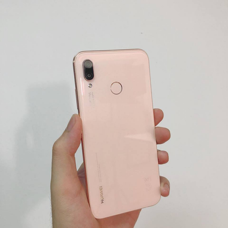 Huawei Nova 3e Cherry Powderxuất hiện trên tay người dùng Huawei Nova 3e Cherry Powderxuất hiện trên tay người dùng