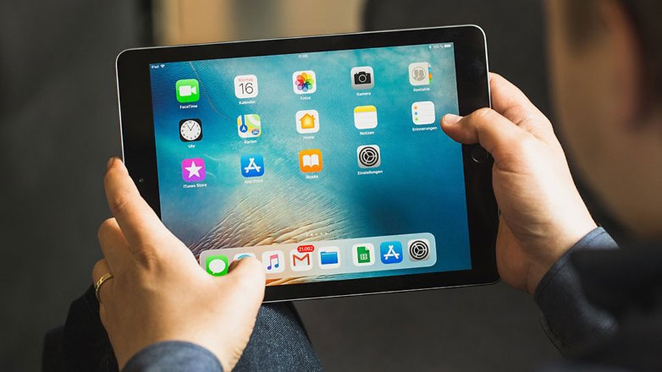 Apple iPad (2018) Apple iPad (2018)