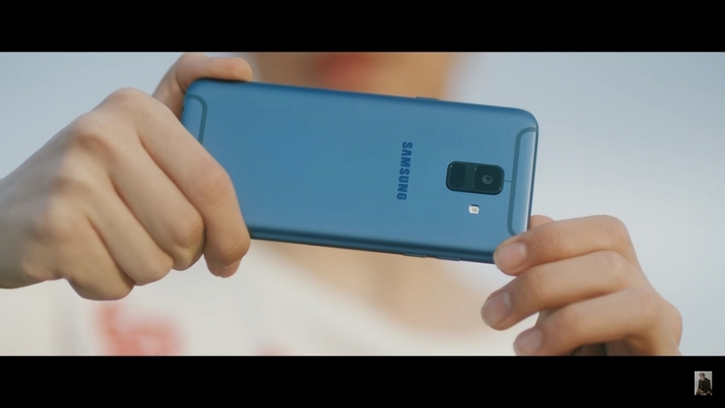 Galaxy A6 phiên bản màu xanh xuất hiện trong MV Galaxy A6 phiên bản màu xanh xuất hiện trong MV