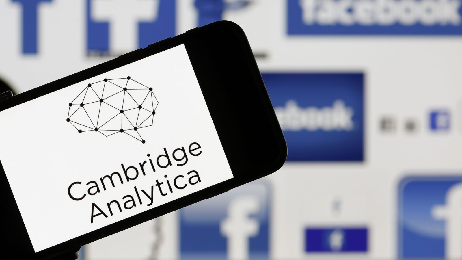 Cambridge Analytica vừa tuyên bố dừng mọi hoạt động kinh doanh.