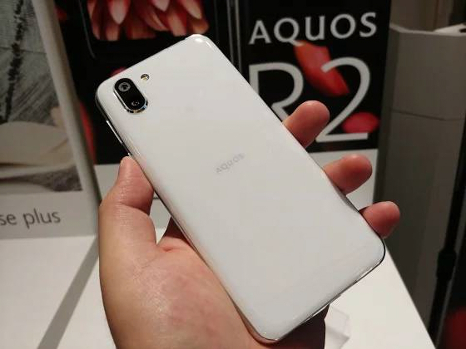 Trên tay Sharp Aquos R2 (ảnh 3)