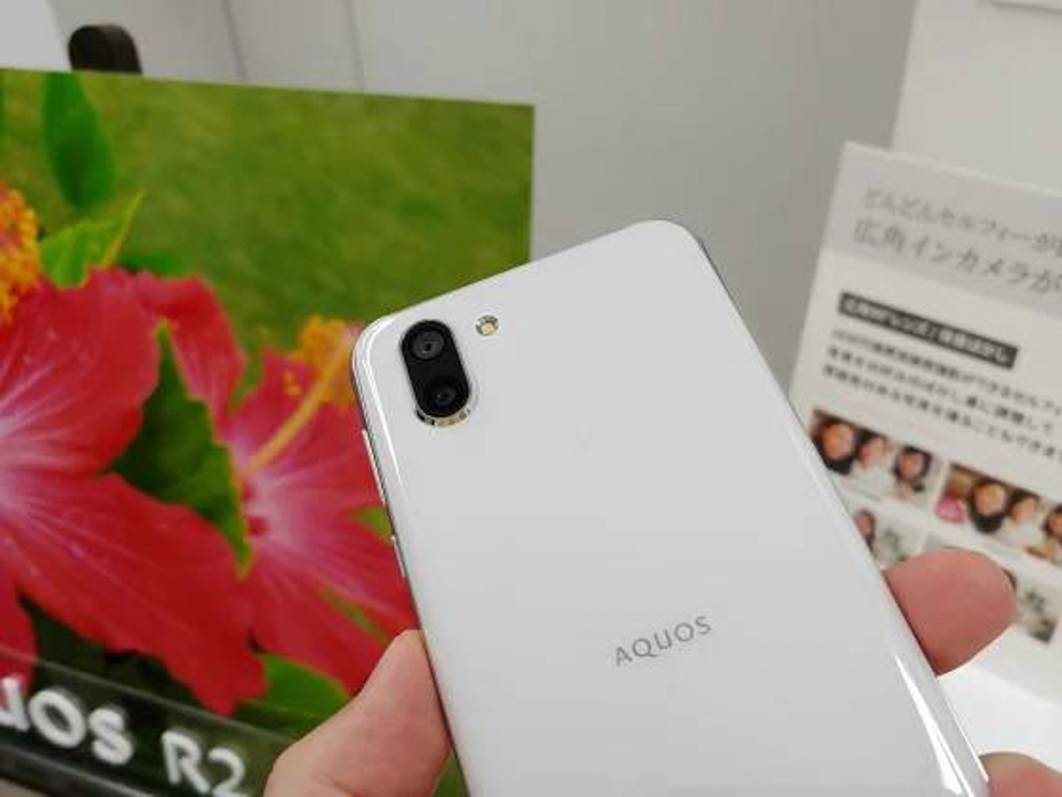 Trên tay Sharp Aquos R2 (ảnh 8)