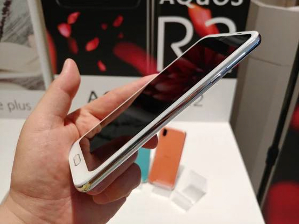 Trên tay Sharp Aquos R2 (ảnh 10)