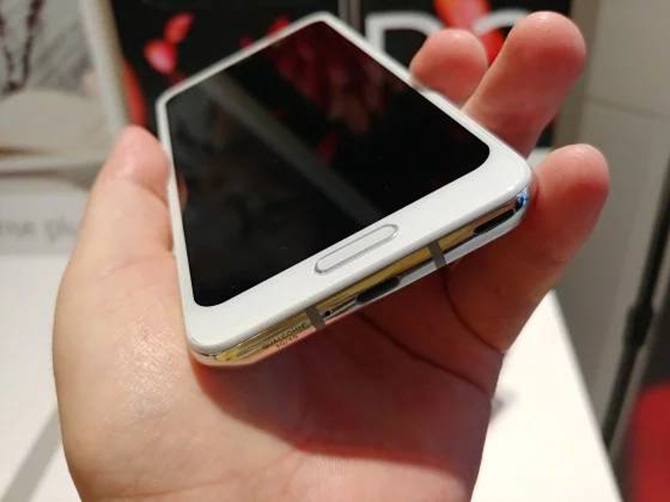 Trên tay Sharp Aquos R2 (ảnh 11)