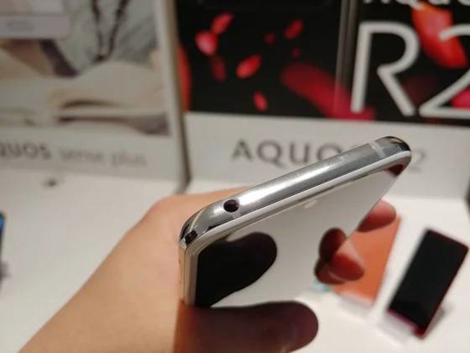 Trên tay Sharp Aquos R2 (ảnh 12)