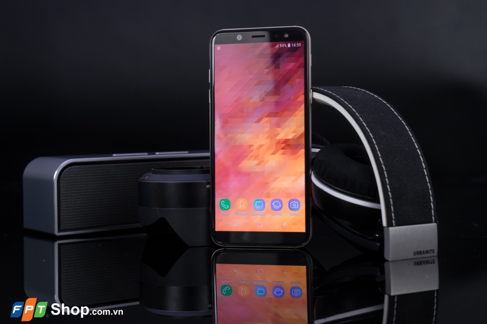 Trên tay Galaxy A6: đứa con lai của J7 Pro và A8