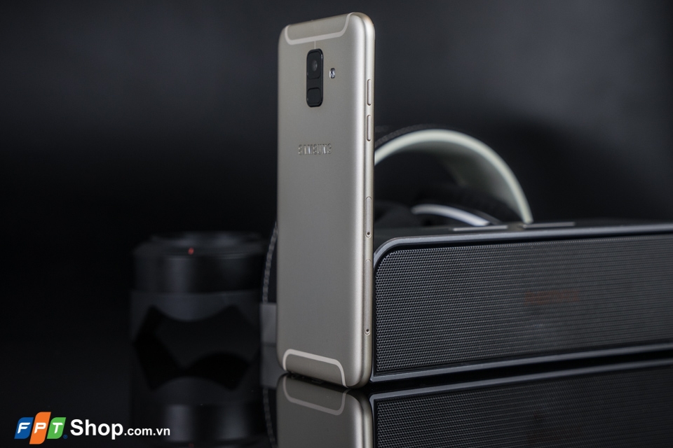 Trên tay Galaxy A6: đứa con lai của J7 Pro và A8