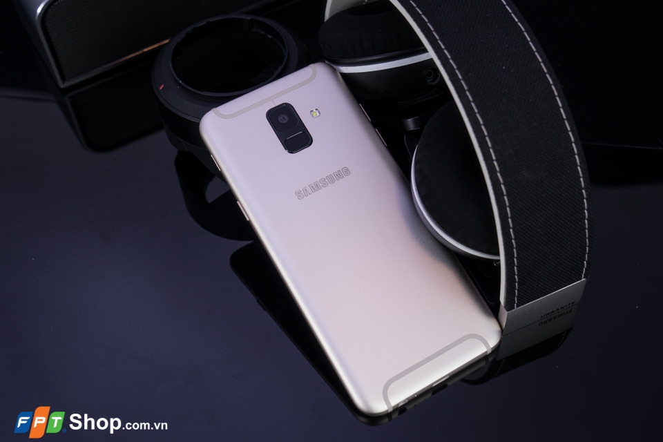 Trên tay Galaxy A6: đứa con lai của J7 Pro và A8