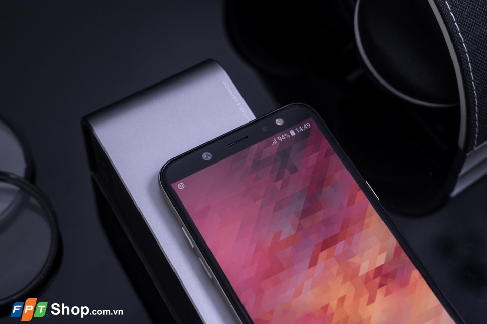 Trên tay Galaxy A6: đứa con lai của J7 Pro và A8
