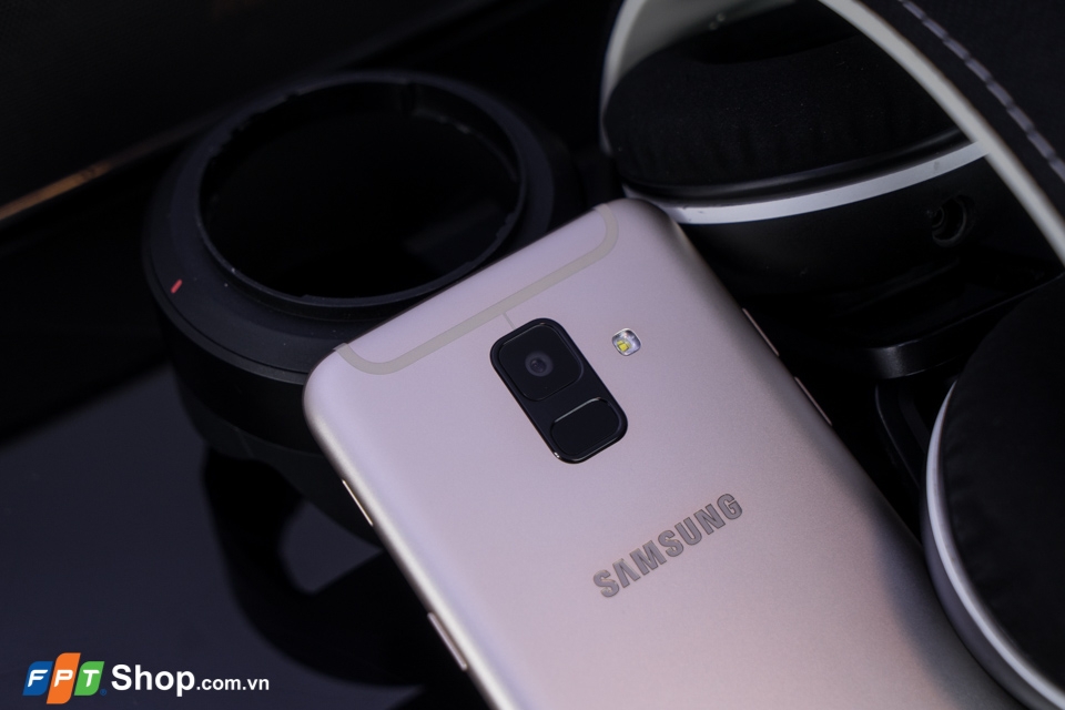 Trên tay Galaxy A6: đứa con lai của J7 Pro và A8