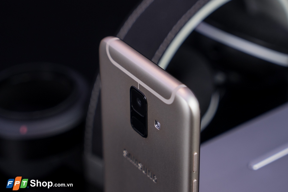 Trên tay Galaxy A6: đứa con lai của J7 Pro và A8