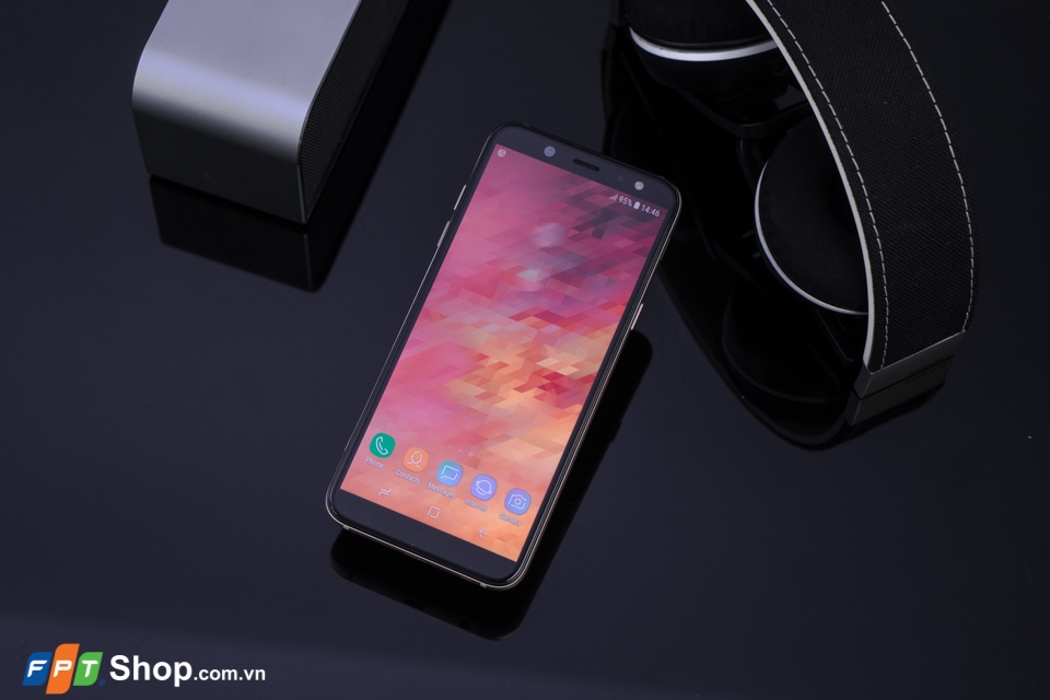 Trên tay Galaxy A6: đứa con lai của J7 Pro và A8