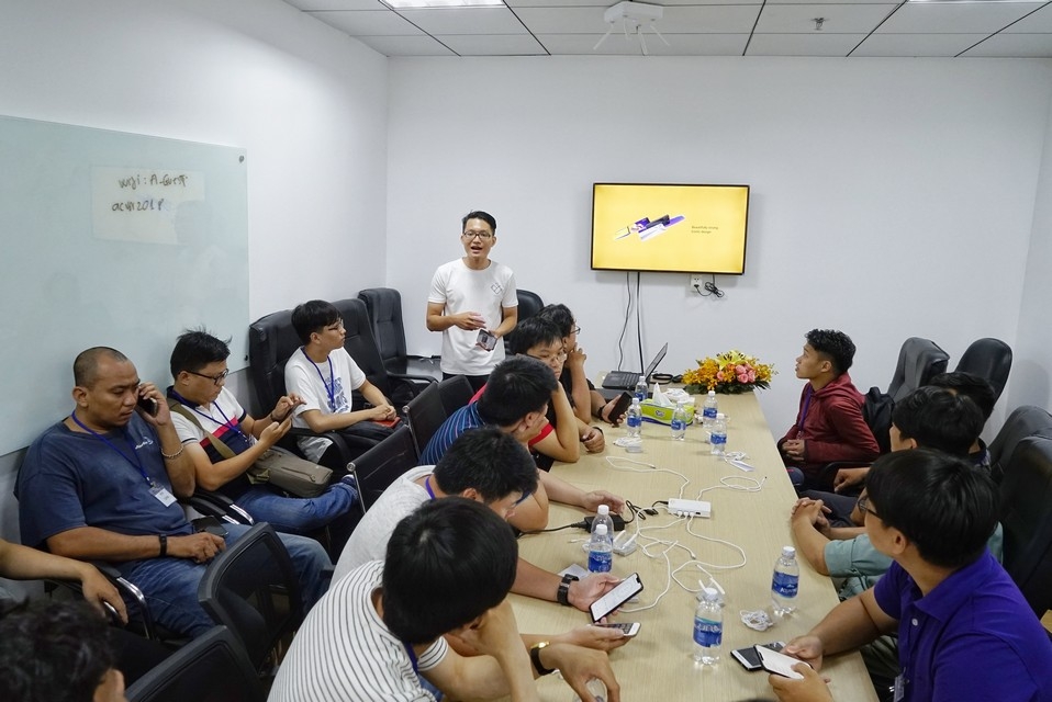 Đại diện Asus trực tiếp trả lời thắc mắc của fan