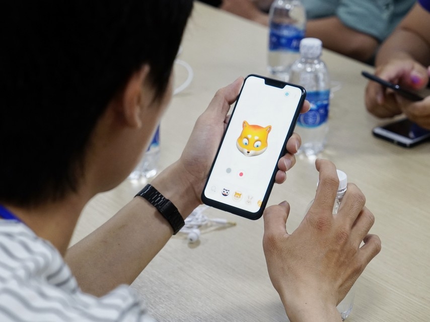 Một fan hâm mộ đang thử tính năng AR Sticker trên Zenfone 5