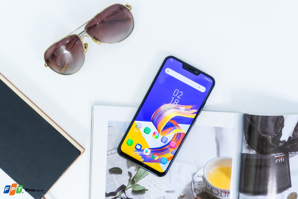 Màn hình tràn đỉnh của Zenfone 5
