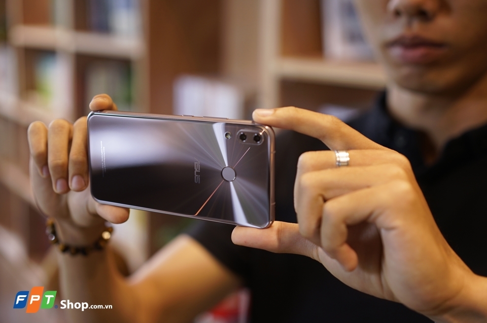 Zenfone 5 2018 trở thành chiếc điện thoại đáng mua nhất thời điểm hiện tại.