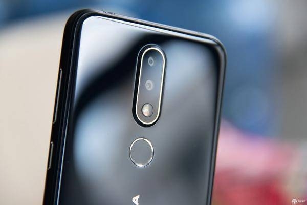 Nokia X6 vs các smartphone tầm trung 03 Nokia X6 vs các smartphone tầm trung 03