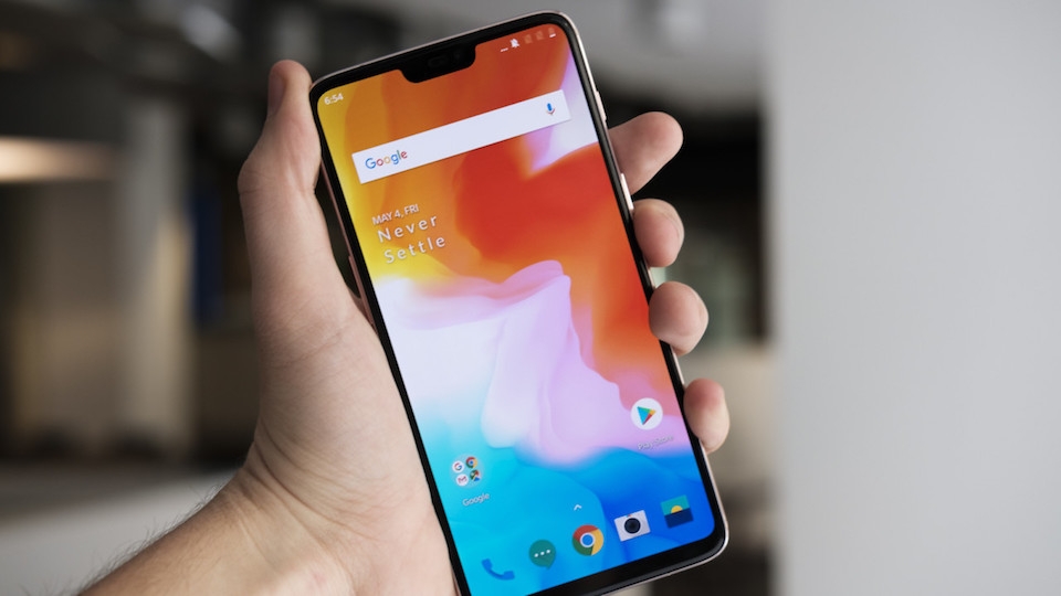 Trên tay và đánh giá OnePlus 6 có thiết kế toàn kính OnePlus 6 nổi bật với màn hình "tai thỏ".