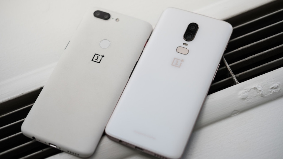 Trên tay và đánh giá OnePlus 6 có thiết kế toàn kính Mặt lưng của OnePlus 6 khi đặt cạnh OnePlus 5T.