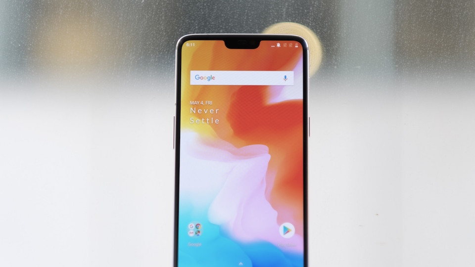Trên tay và đánh giá OnePlus 6 có thiết kế toàn kính Với "tai thỏ", màn hình của OnePlus 6 to hơn thế hệ tiền nhiệm nhưng kích thước tổng thể không thay đổi.