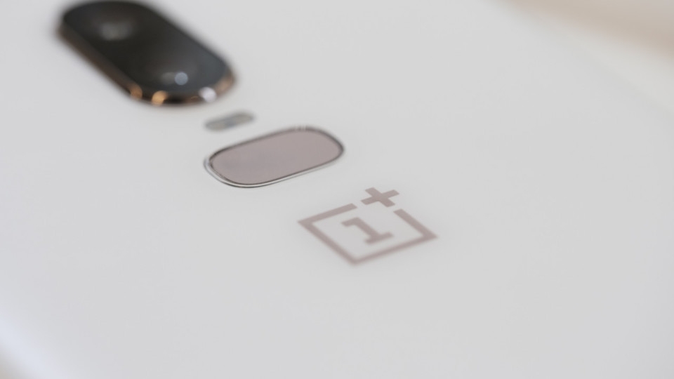 Trên tay và đánh giá OnePlus 6 có thiết kế toàn kính Vị trí đặt cảm biến vân tay không thay đổi.
