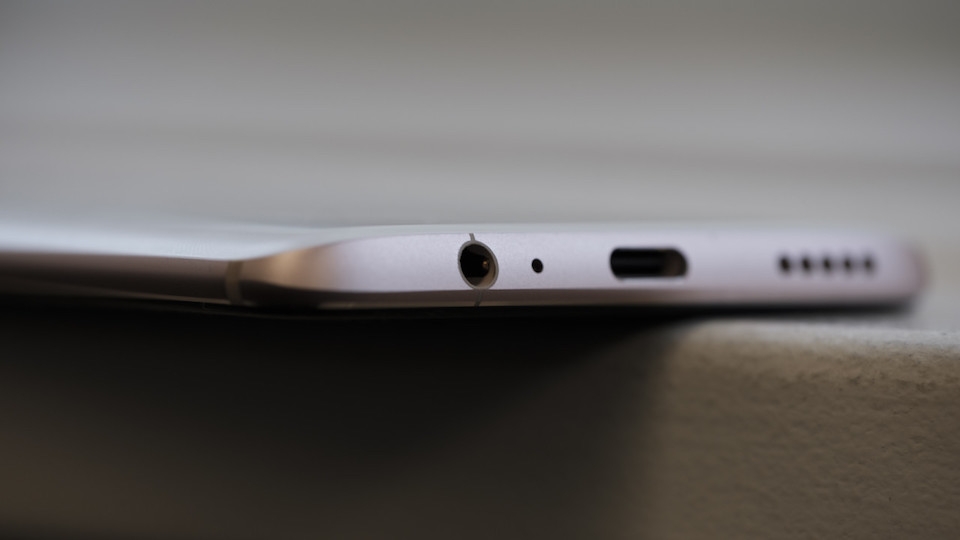 Trên tay và đánh giá OnePlus 6 có thiết kế toàn kính Cạnh dưới của máy là jack âm thanh 3.5mm, mic, loa ngoài và cổng USB Type-C.