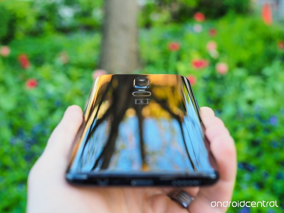 Ưu điểm và nhược điểm của OnePlus 6 so với smartphone cao cấp Camera của OnePlus 6 có khả năng quay video 4K ở 60 khung hình/giây.