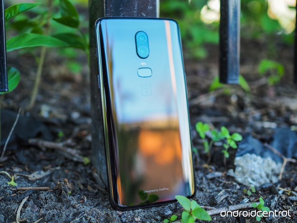 Ưu điểm và nhược điểm của OnePlus 6 so với smartphone cao cấp Không có sạc không dây là điểm thiếu sót đáng tiếc trên OnePlus 6.