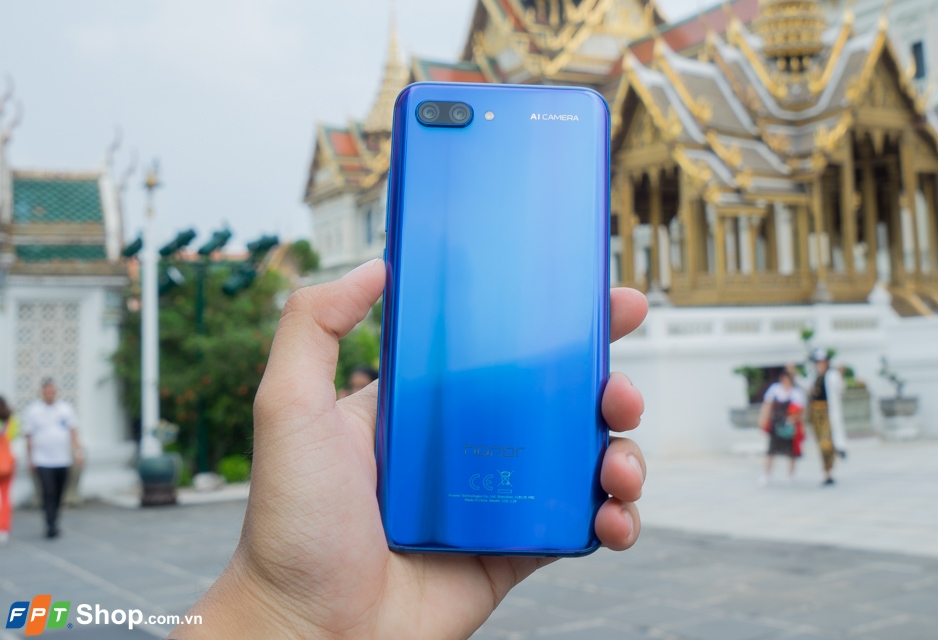 Trên tay Honor 10: Phiên bản thu nhỏ của Huawei P20 Pro