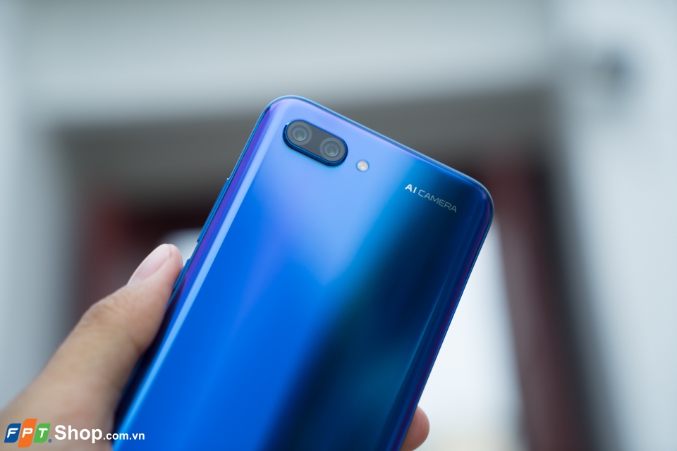 Trên tay Honor 10: Phiên bản thu nhỏ của Huawei P20 Pro