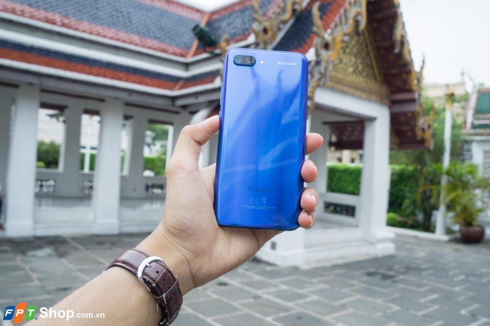 Trên tay Honor 10: Phiên bản thu nhỏ của Huawei P20 Pro