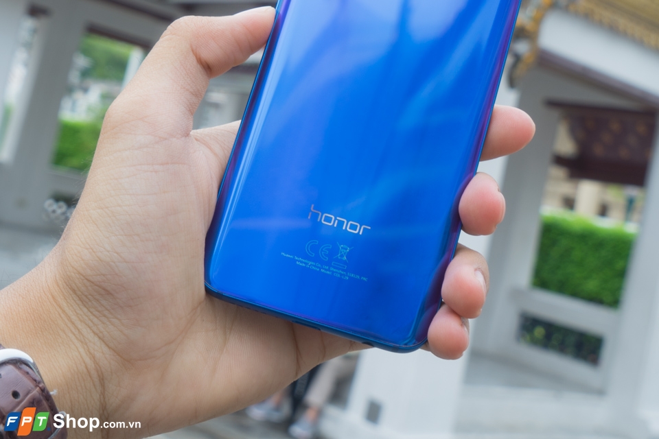 Trên tay Honor 10: Phiên bản thu nhỏ của Huawei P20 Pro
