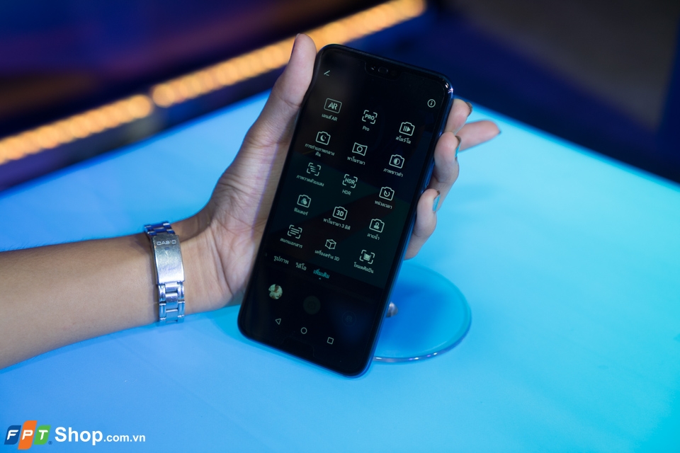 Trên tay Honor 10: Phiên bản thu nhỏ của Huawei P20 Pro