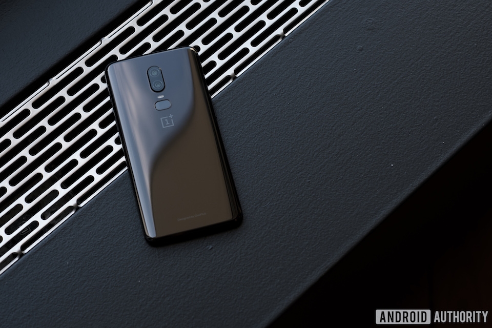 Lý do không trang bị tính năng sạc không dây trên OnePlus 6 Không trang bị tính năng sạc không dây là một thiếu sót lớn trên OnePlus 6.