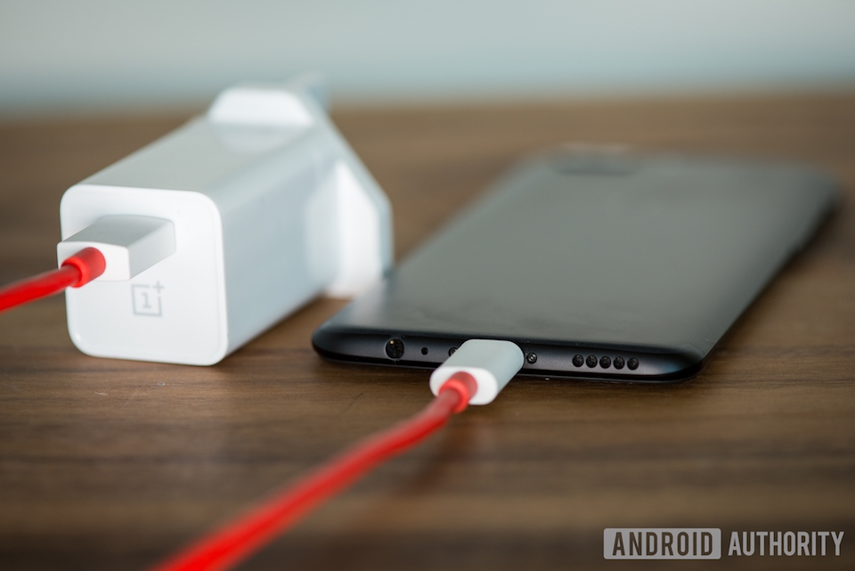 Lý do không trang bị tính năng sạc không dây trên OnePlus 6 Công nghệ sạc nhanh Dash Charge của OnePlus.