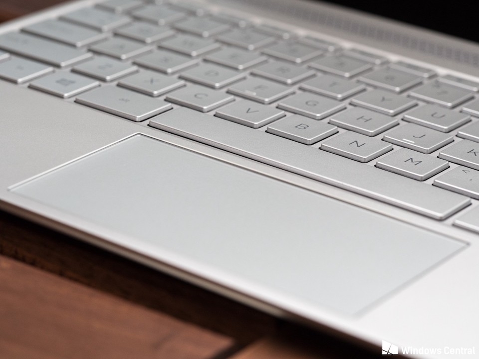 Những điểm nổi bật trên laptop HP Envy 13 bạn không nên bỏ lỡ Trackpad được hoàn thiện cao cấp cho trải nghiệm di chuột thích tay.
